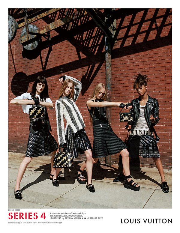 Campanha de verão de 2016 da marca francesa Louis Vuitton. Três mulheres brancas e um homem negro, o ator Jaden Smith, posam para foto nas ruas de Nova York.