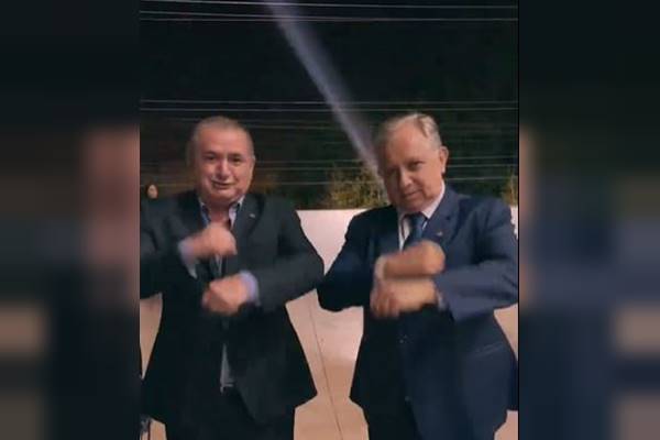 Print de dois homens de terno dançando