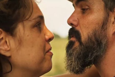 foto colorida do rosto de um homem e uma mulher, os dois estão de perfil