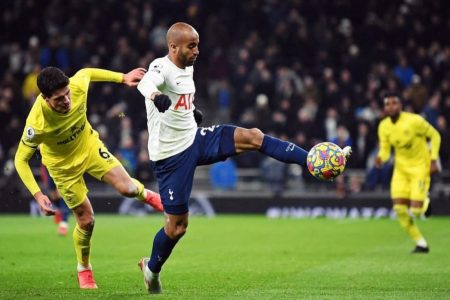 Imagem colorida de Lucas Moura em campo pelo Tottenham