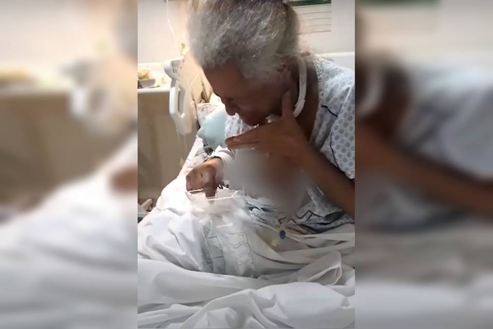 Idosa internada segura a garganta - Metrópoles
