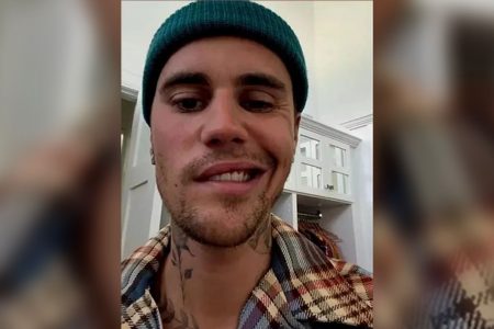 Foto de um homem com o rosto torto