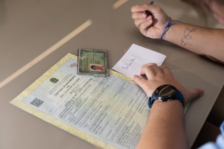 certidão de nascimento ao lado de identidade