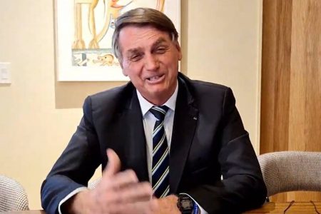 O presidente Jair Bolsonaro durante uma transmissão ao vivo nas redes sociais