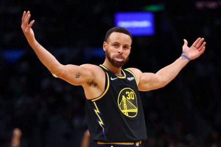 Stephen Curry, jogador de basquete, com os braços abertos - Metrópoles