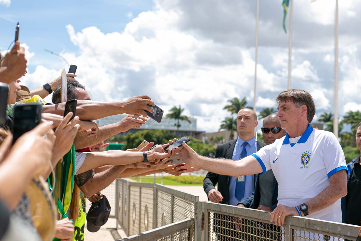 Presidente Jair Bolsonaro comprimenta participamente do protesto contra o Congresso Nacional e o STF