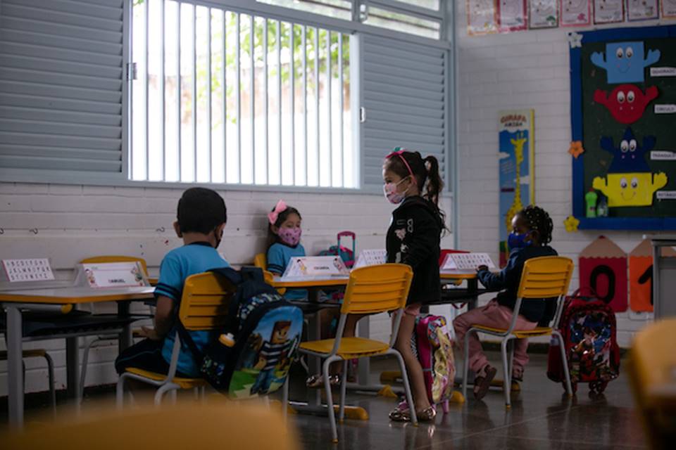 Estudantes com máscaras em escola pública do DF - Metrópoles