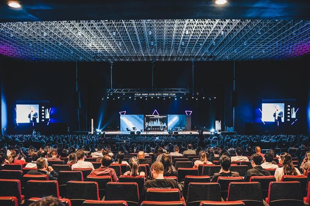 Evento Innova Summit em auditório lotado - Metrópoles