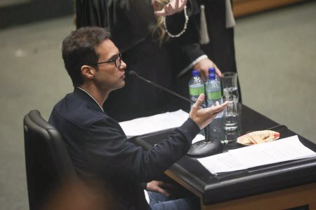 Imagem colorida do depoimento do Dr Jairinho no TJRJ durante depoimento sobre a morte do menino Henry Borel no Rio de Janeiro