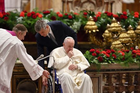 Papa Francisco na cadeira de rodas