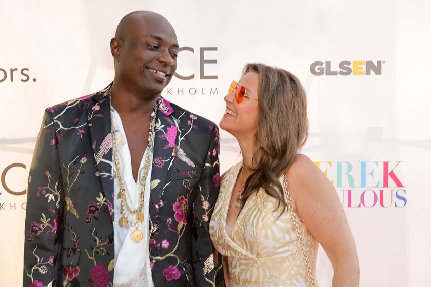 Casal real norueguês olhando um para o outro e sorrindo