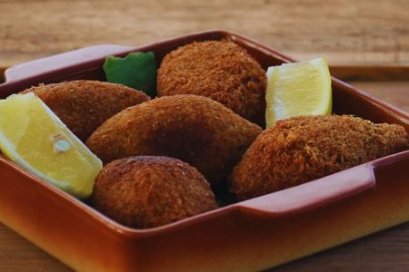 Quibe de aipim com carne moída