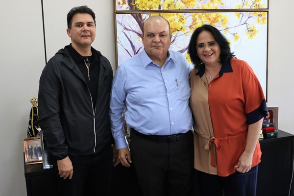 O governador do Distrito Federal Ibaneis Rocha posa para foto entre o presidente do diretório regional do Republicanos no DF, Wanderley Tavares, e a ex-ministra e pré-candidato ao Senado, Damares Alves - Metrópoles