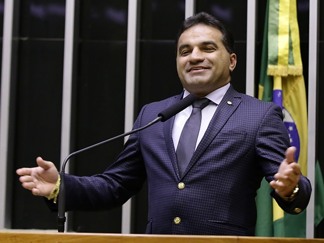 foto colorida de deputado