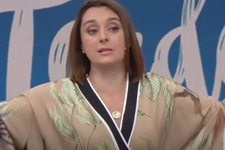 foto colorida de Catia Fonseca com os braços aberto - Metrópoles