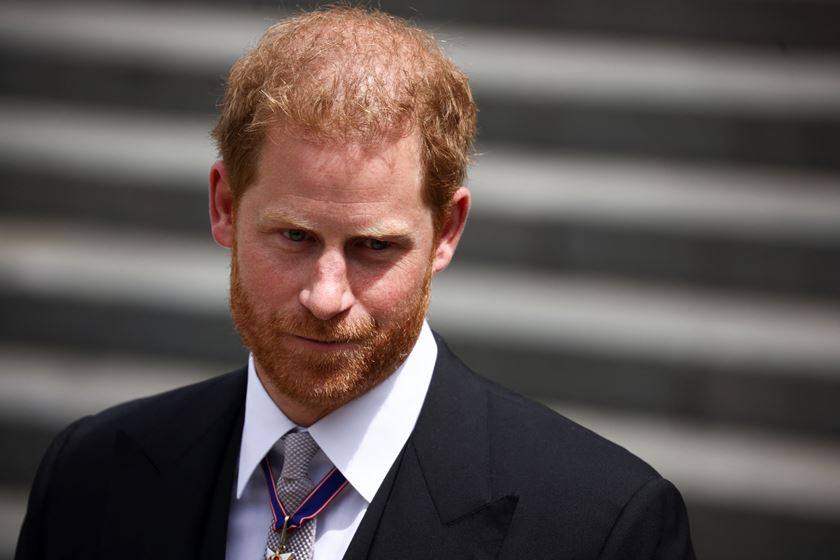 Principe Harry está com a cara fechada