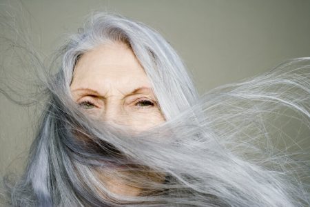 Estudo inédito mostra como células-tronco contribuem para o cabelo ficar branco