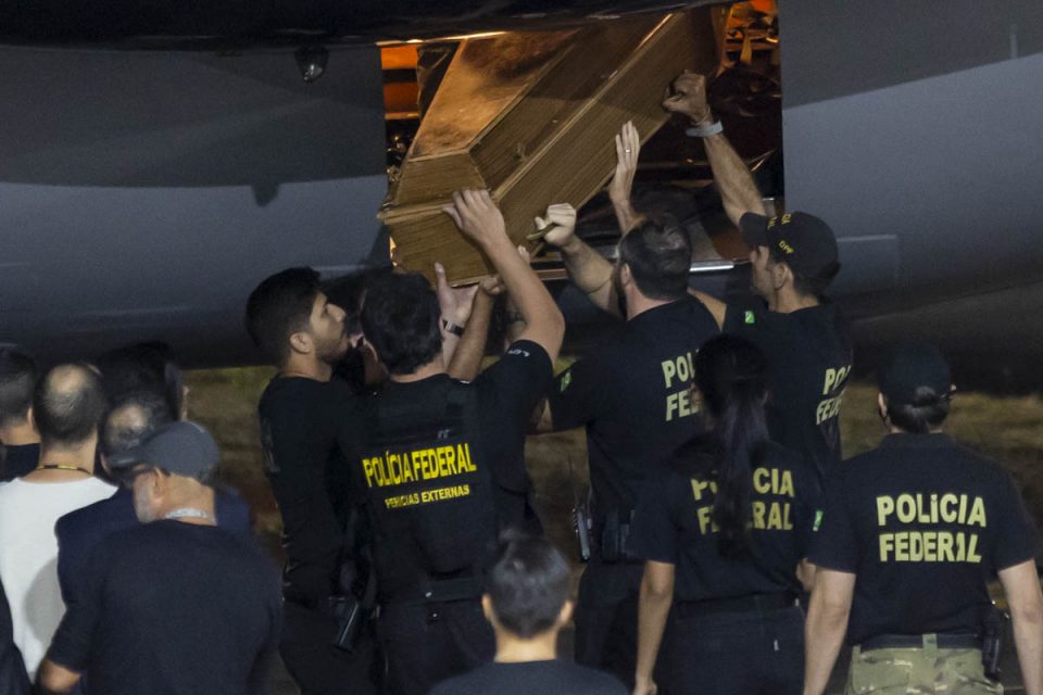 Policiais federais carregam o caixão com os restos mortais do indigenista Bruno Pereira e do jornalista inglês Dom Phillips, encontrados ontem na Amazônia