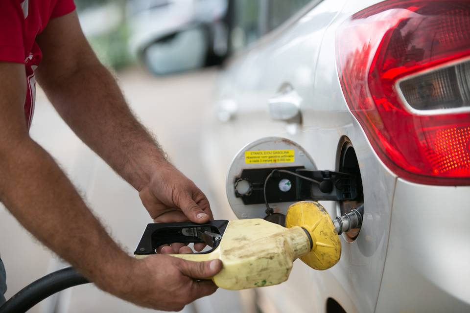 Carro sendo abastecido - Metrópoles