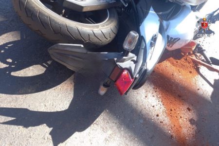 moto embaixo de carro