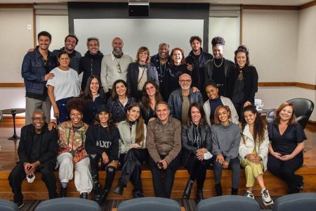 Jade Picon com elenco de Travessia