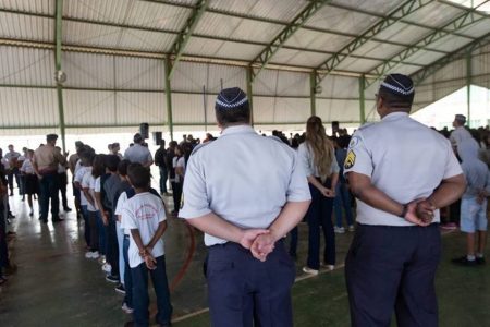 Policiais militares e alunos em escola militarizada no DF - Metrópoles