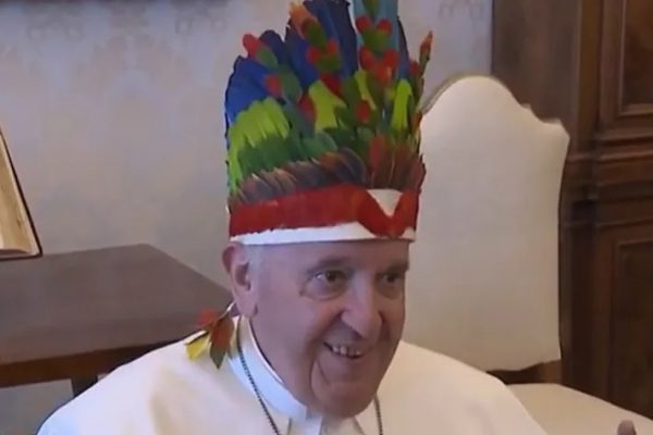 Papa Francisco com cocar