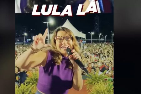 foto colorida de mulher fazendo sinal com a mão
