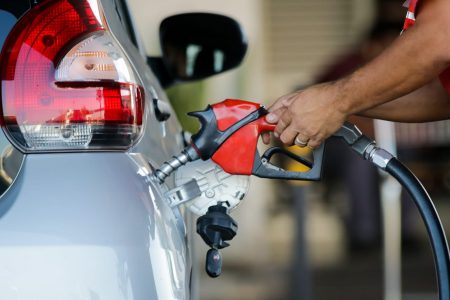 frentista do posto shell abastece veículo com gasolina