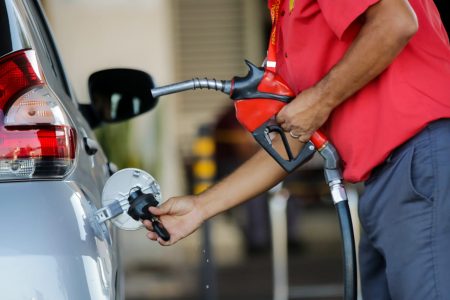frentista do posto shell abastece veículo com gasolina