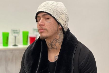 Na foto, Whindersson Nunes está de roupa preta, com uma touca branca e tatuagens no pescoço - Metrópoles