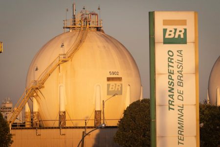 tanques de combustíveis do Terminal Terrestre da Petrobras em Brasília, armazena e distribui produtos derivados do petróleo