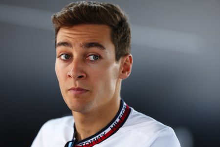 Imagem colorida de George Russell, da Mercedes - Metrópoles