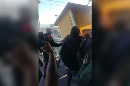 RJ Passageiros derrubam quiosque durante protesto em trem da Supervia 4
