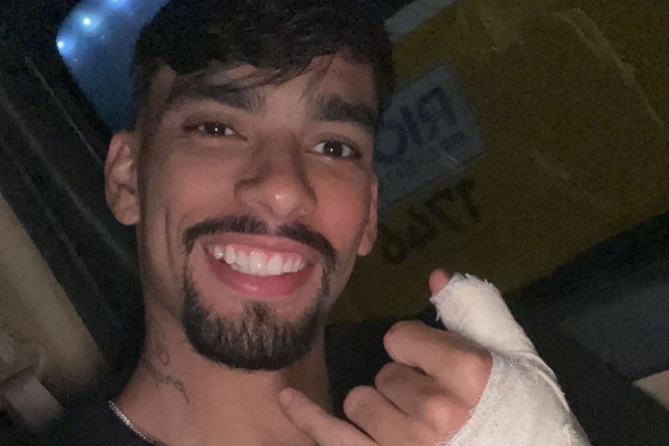 Lucas Paquetá com o dedo cortado