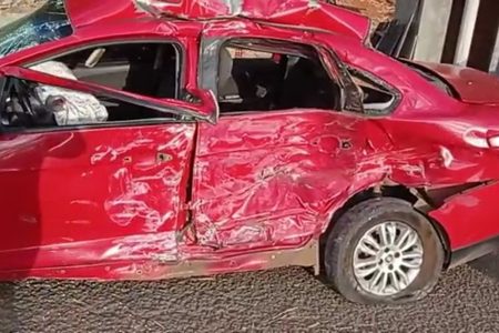 Siena fica com lateral destruída em acidente na BR 153, em Uruaçu, Goiás