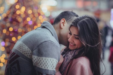 foto colorida de um homem e uma mulher abraçados