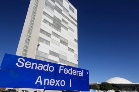 Foto colorida mostra fachada do Senado
