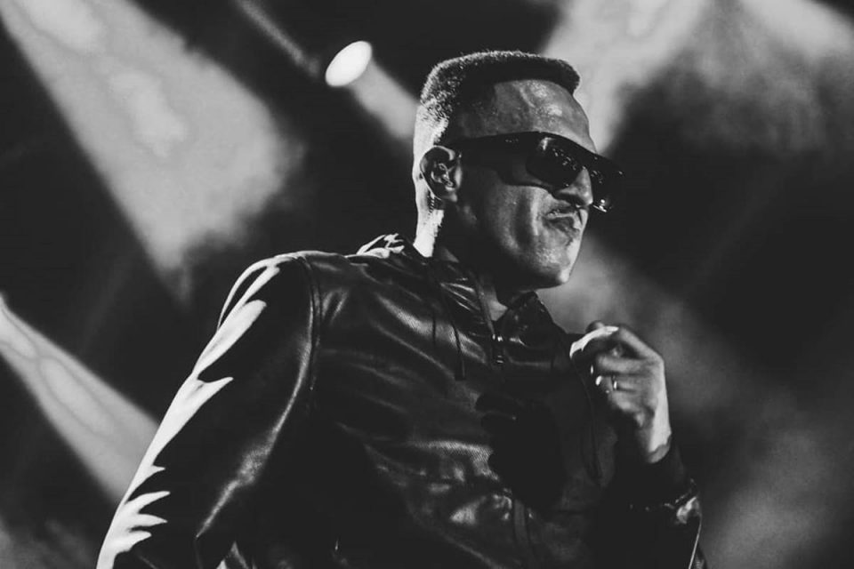 Na imagem em preto e branco, o rapper Mano Brown no show