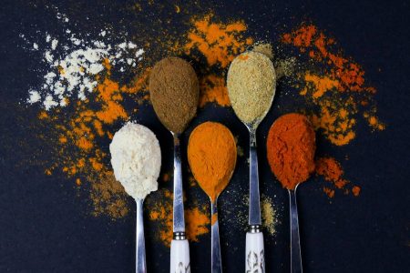 temperos e especiarias em colheres