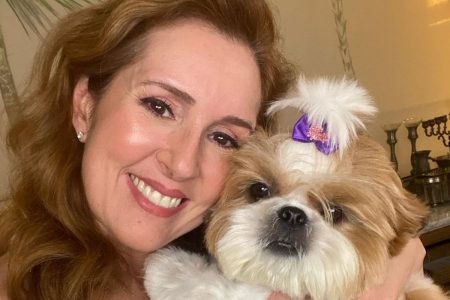foto de renata capucci com cachorro - metrópoles