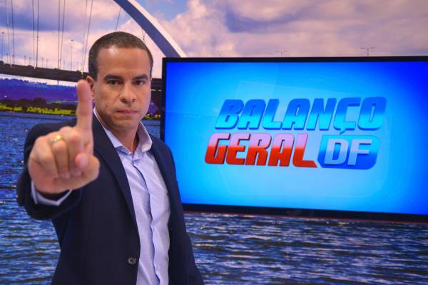 Fotografia colorida de homem de terno com dedo indicador em destaque