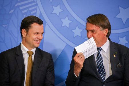 Presidente Jair Bolsonaro conversa com o ministro da justiça Anderson Torres, durante lançamento do novo documento no Palácio do Planalto