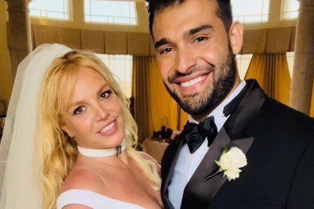 Foto colorida de Britney Spears e Sam Asghari durante casamento - Metrópoles