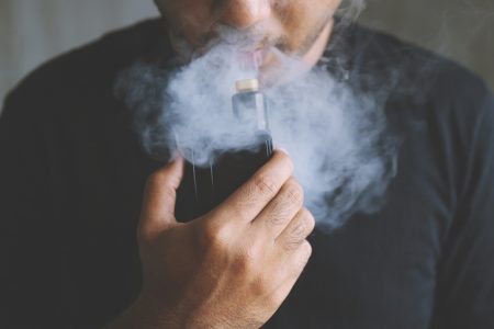 Pessoa fumando cigarro eletrônico- Metrópoles
