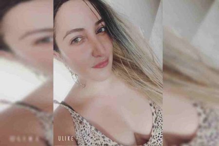 Mulher branca e loira sorrindo para foto