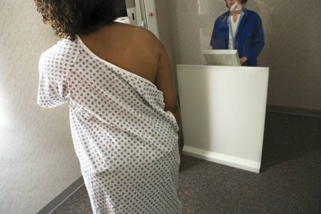 Foto-mulher-fazendo-mamografia- Metrópoles