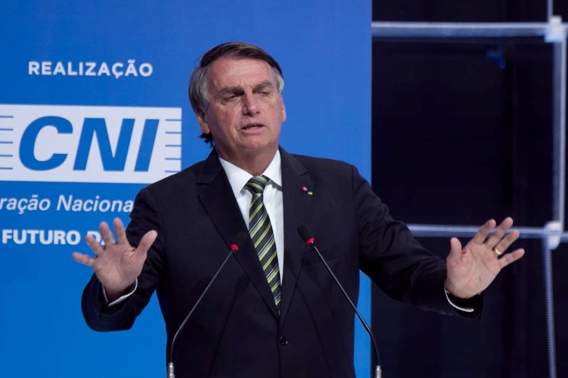 foto colorida de jair bolsonaro discursando