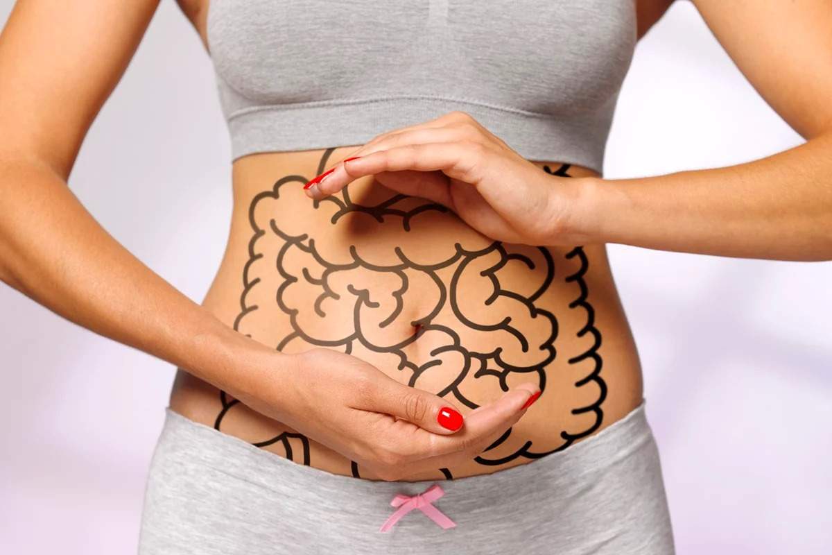 mulher com desenho de intestino na região abdominal