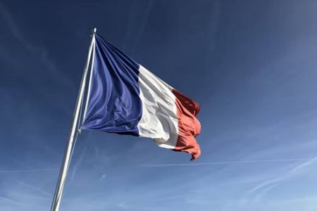 Bandeira da França, sob fundo azul -- Metrópoles